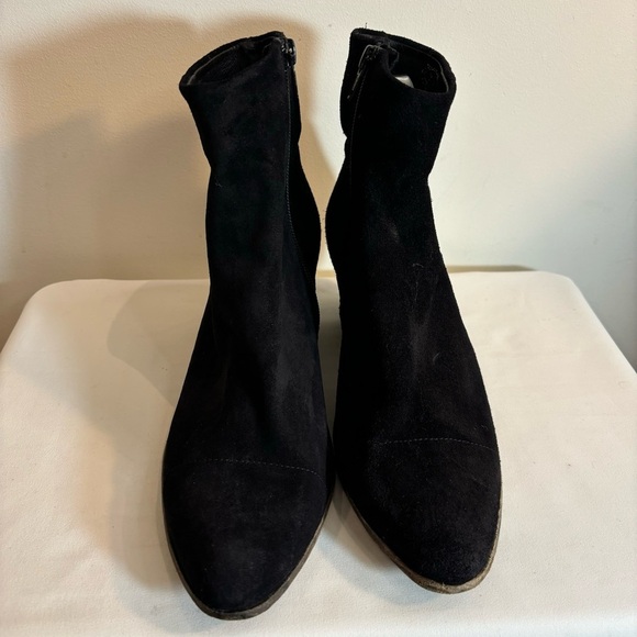 JOHN FLUEVOG Sz 9.5 Ankle Booties Suede Stacked Heel Zipper Closure Boots - Picture 2 of 12
